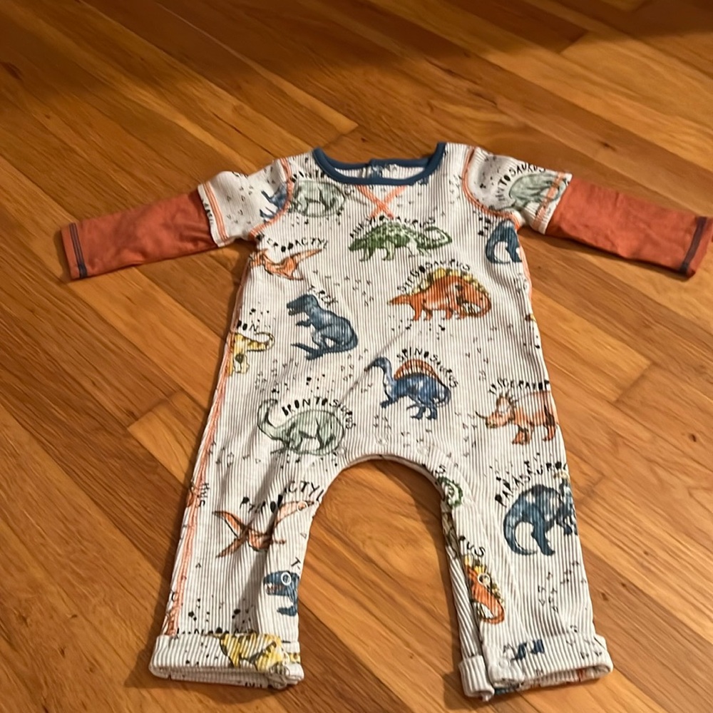“All the dinosaurs 🦕 “ Mud Pie one piece NWT 3-6m